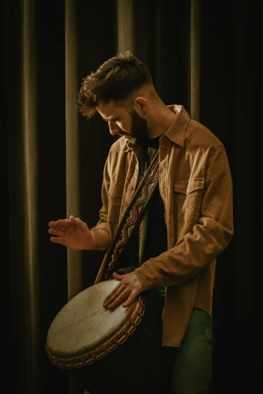 Drum lessons in Groningen – Samuel González performing on drum set