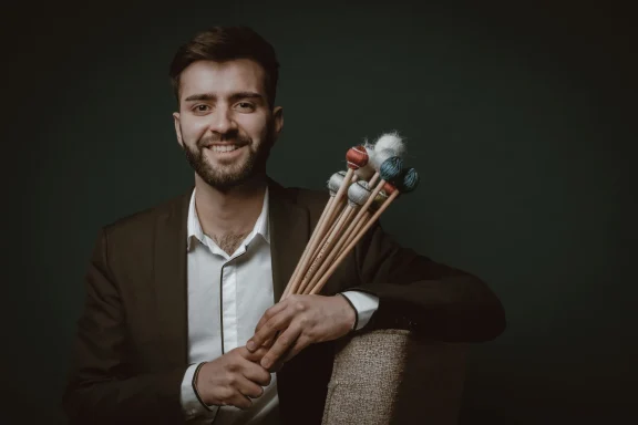 Artistic portrait of Samuel González, percussionist based in Groningen